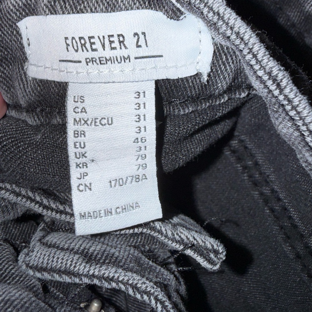 4/$20 ✨ Forever 21 Premium Black Wash Jeans Rhinestone Cutout Knee Size 31 - Picture 7 of 7